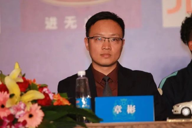 关于达洛特的红牌这取决于你们怎么去判断裁判的判罚，我把判断的权利留给你们关于范迪克暗示只有一支球队想赢这是他个人的观点关于球队的状态赛后我就在更衣室中和球员们说，我为这支球队感到骄傲，我们应该更多的拿出这样的表现。